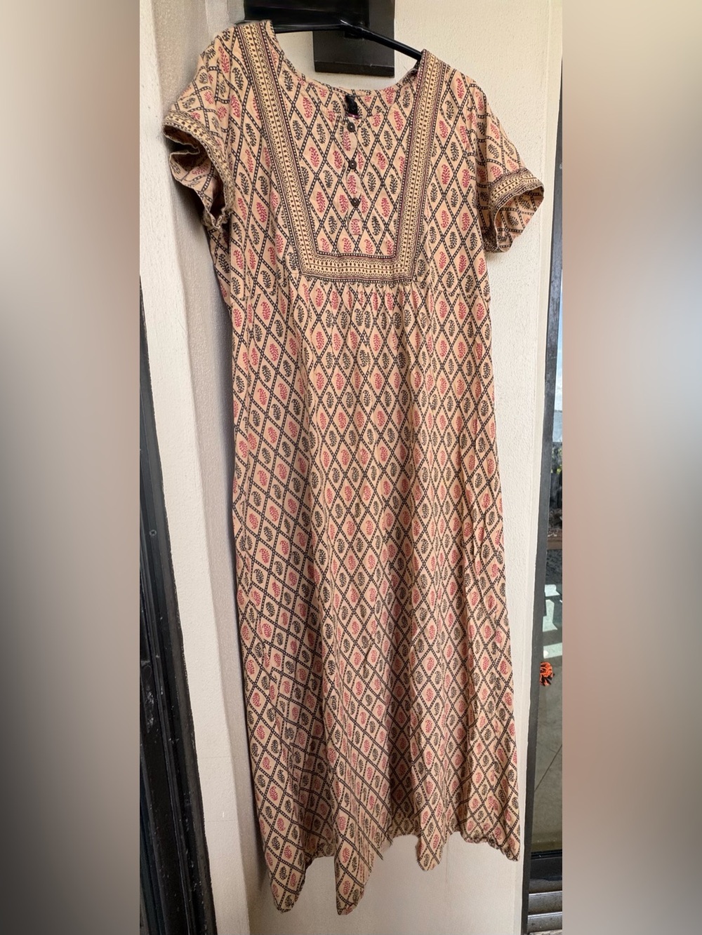 Shyla Beige Dress Red/Black Geometric/Floral Print Short Cap Sleeve Round Neck M